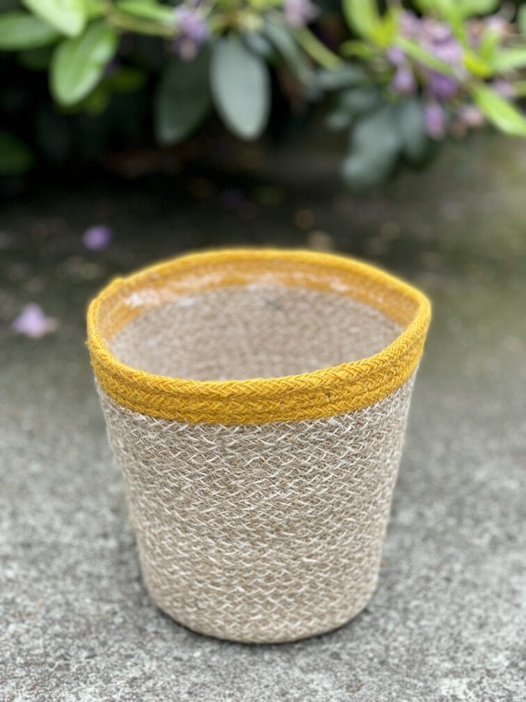 Zdjęcie doniczki lub oslonki: Osłonka Basket yellow stripe 18 × 17 cm, ujęcie 1