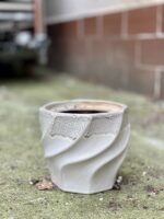 Zdjęcie doniczki lub oslonki: Osłonka Twist White 12 × 13 cm, ujęcie 1