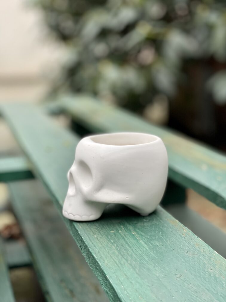 Zdjęcie doniczki lub oslonki: Osłonka Skull White 6x8 cm, ujęcie 3